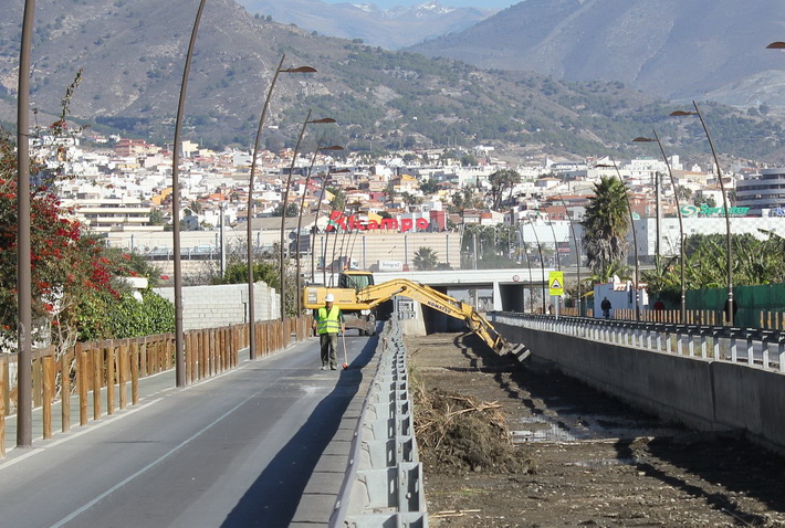 La limpieza de la Rambla de las Brujas, en el tramo desde Alcampo al CDT, obliga a cortar el tráfico del vial de bajada a la playa 